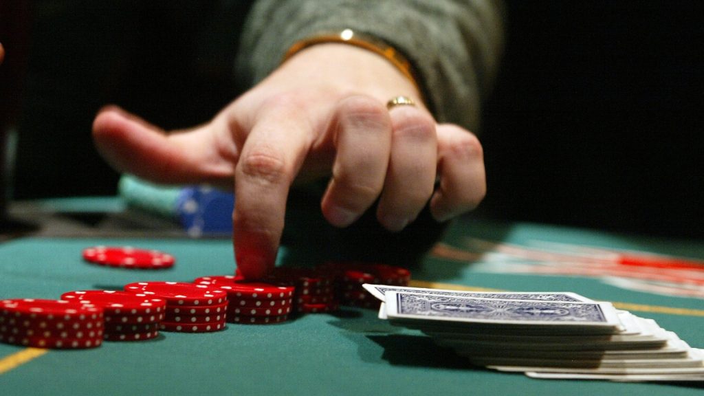 How to play poker in an online casino